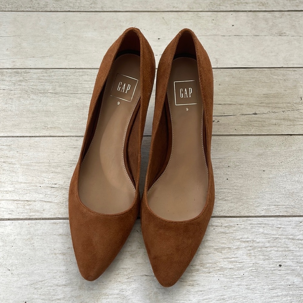 Suede pumps, never worn!